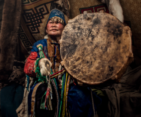 Mujer mongola tradicional