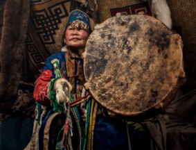 Mujer tradicional Mongola en una Yurta